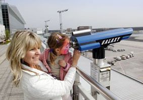 Fruehlingsfest-Flughafen-Besucherterasse-Kinderschminken