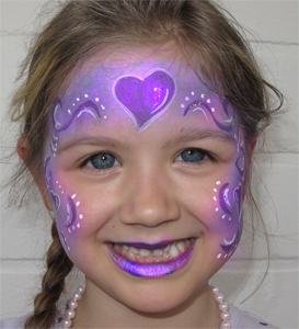 Kinderschminken-Herzchen-lila-Kinderfest