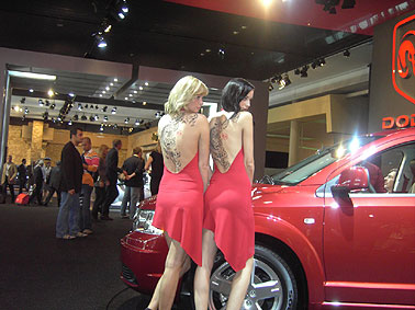 Bodypainting auf der IAA Frankfurt 2007 zur Weltpremiere des neuen Dodge 