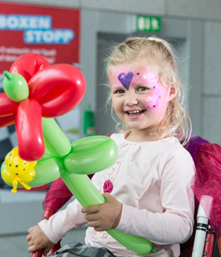 Kinderschminken-Flughafen-Kind-mit-Herz-Boxenstopp
